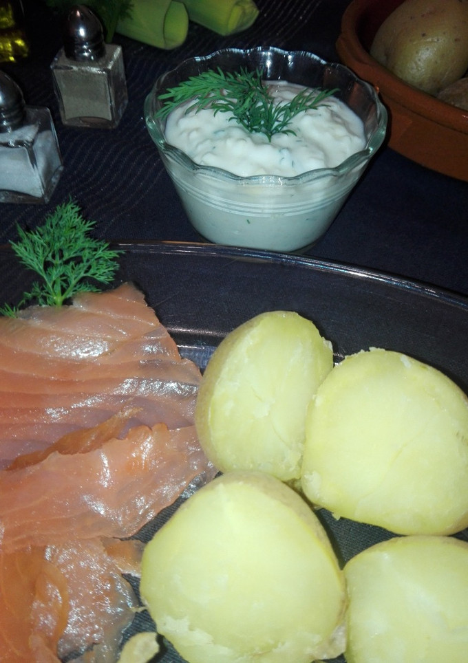Una foto de Patatas al horno con salmón a la escandinava o gravlax