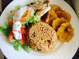 Moro de habichuelas con pollo, fritos y ensalada verde