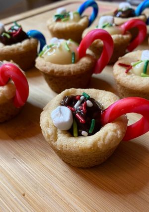 A picture of Hot chocolate cookie cups.