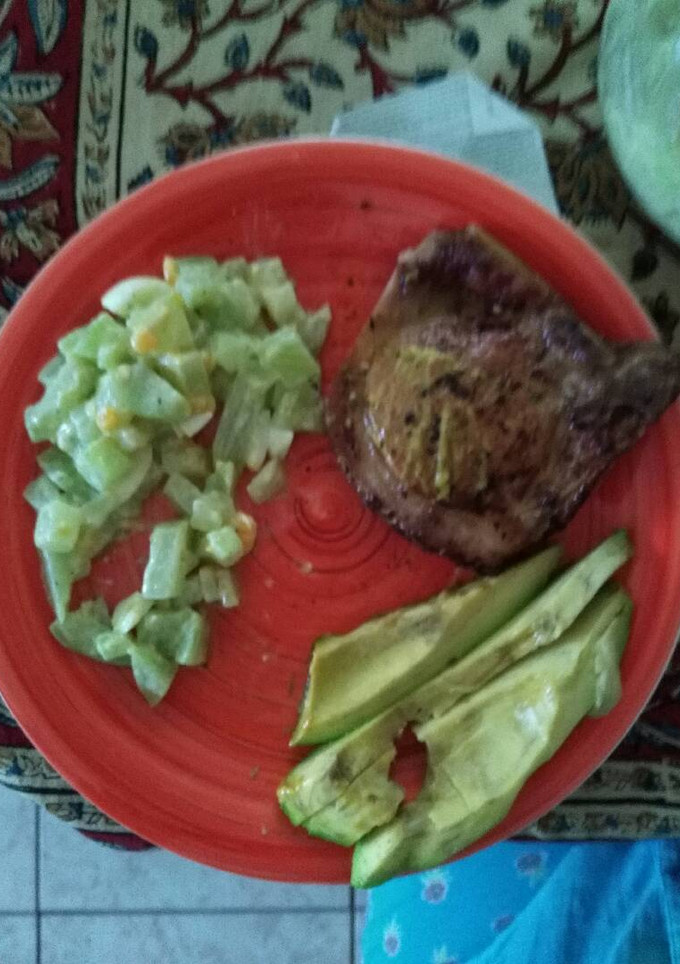 Una foto de Cetogénica: Chuleta de cerdo con piel ensalada de chayote y a..