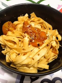 Una foto de Tagliatelle con cherrys confitados (en sartén)