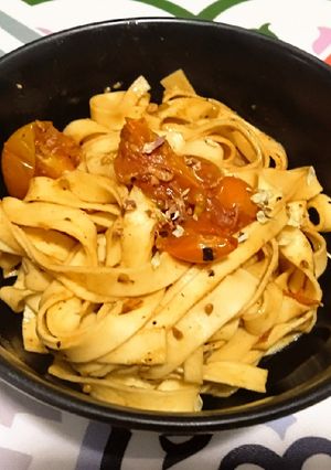 Una foto de Tagliatelle con cherrys confitados (en sartén)