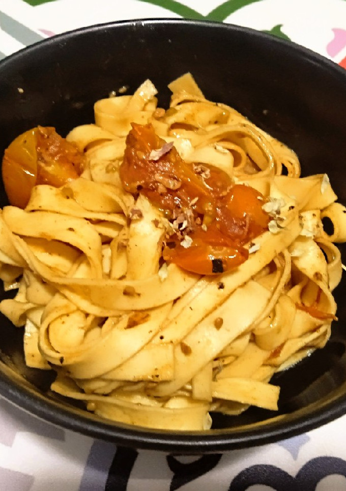 Una foto de Tagliatelle con cherrys confitados (en sartén)