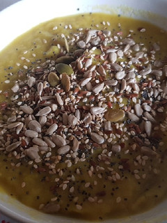 Una foto de Puré de puerro y calabacín con cúrcuma y semillas