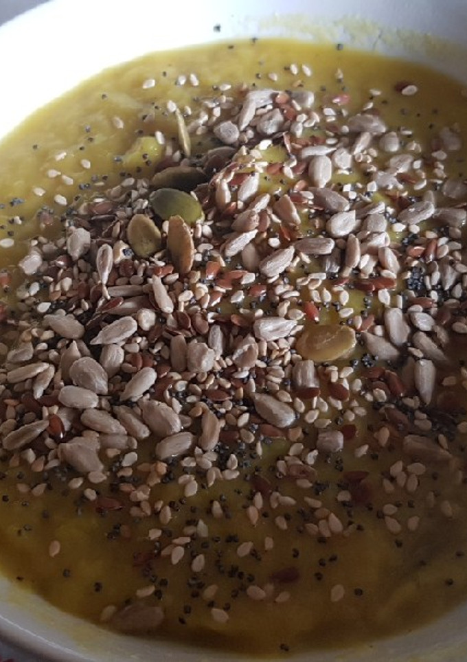Una foto de Puré de puerro y calabacín con cúrcuma y semillas