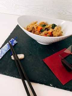 Una foto de Noodles de arroz, pollo y verduras