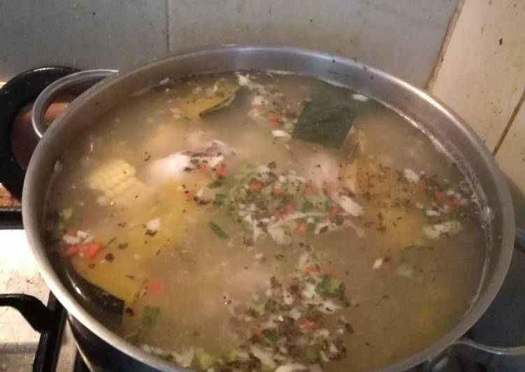 Sopa de pollo panameña