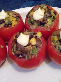 Una foto de Tomate relleno vegetariano