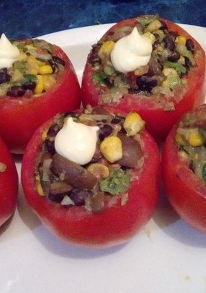 Una foto de Tomate relleno vegetariano