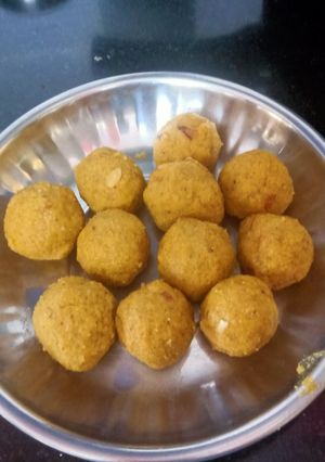 A picture of Besan k laddo.