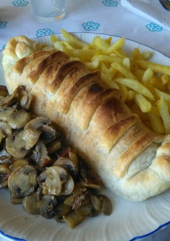 Una foto de Solomillo al Wellington con guarnición
