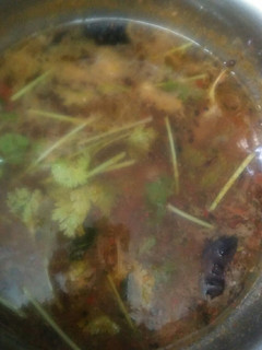 வறுத்து இடித்து வைத்த மசாலா ரசம் (Masala rasam recipe in tamil) செய்முறை முக்கிய புகைப்படம்
