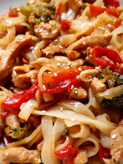 Una foto de Wok de verduras y pavo