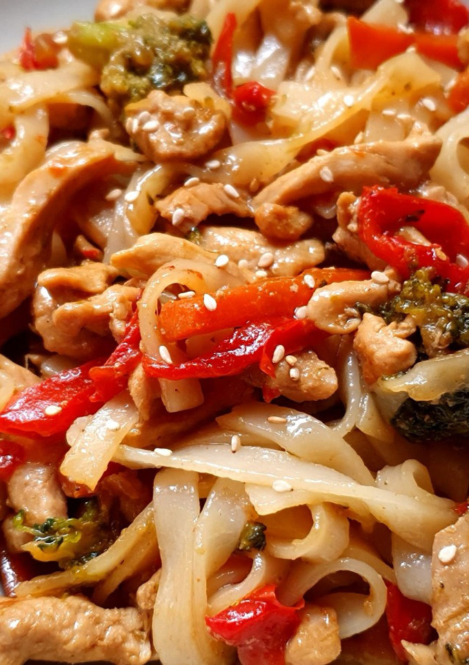 Una foto de Wok de verduras y pavo