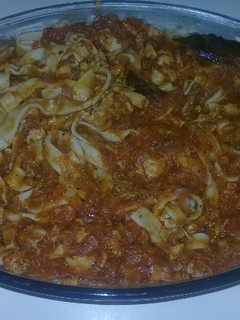 Una foto de Fideos caseros.. de mamá😊con salsa roja y pollo🍝🍝 exquisitos