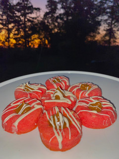 Una foto de Pepas de dulce de leche •bañadas en chocolate blanco•