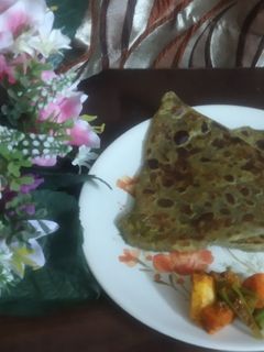 સ્ટફ્ડ પાલક પરાઠા (Stuffed Palak Paratha Recipe In Gujarati) રેસીપી મુખ્ય ફોટો