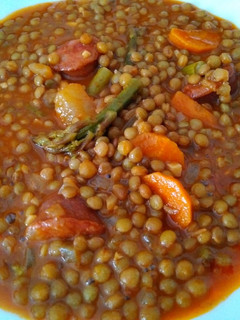 Una foto de Lentejas con chorizo y espárragos