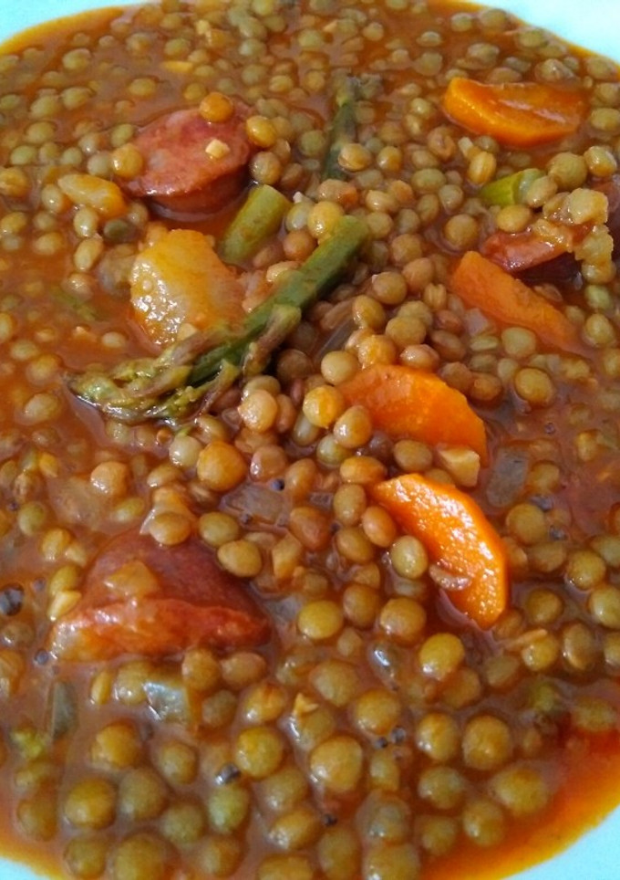 Una foto de Lentejas con chorizo y espárragos