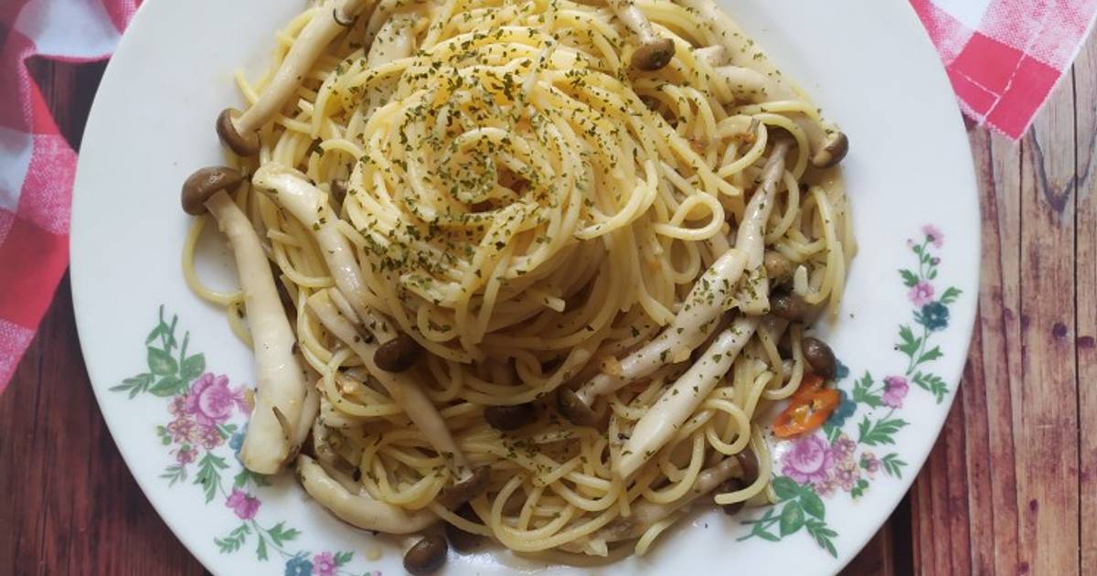 Resep Spaghetti Aglio Olio Jamur Shimeji oleh kurnia widhi Cookpad