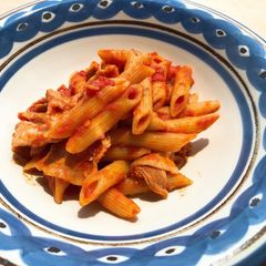 A picture of Penne Arrabbiata with pork.