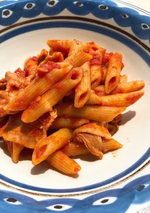 A picture of Penne Arrabbiata with pork.