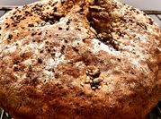 Una foto de pan de centeno y semilla