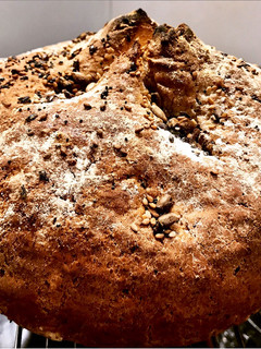 Una foto de Pan de hogaza de centeno y trigo con semillas y pipas