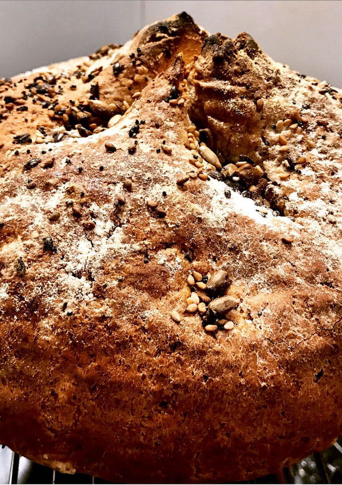 Una foto de Pan de hogaza de centeno y trigo con semillas y pipas