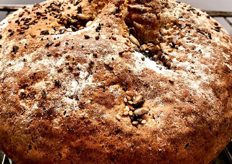 Pan de hogaza de centeno y trigo con semillas y pipas