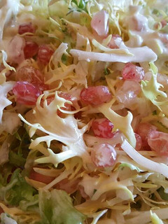 Una foto de Ensalada de escarola con tomates y mayonesa de lima