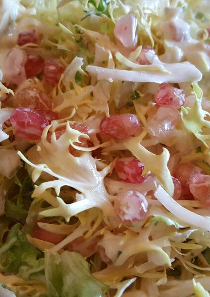 Una foto de Ensalada de escarola con tomates y mayonesa de lima
