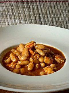 Una foto de Alubias con langostinos exprés