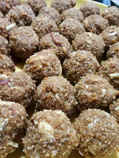 A picture of Gond makhane ke laddoo.