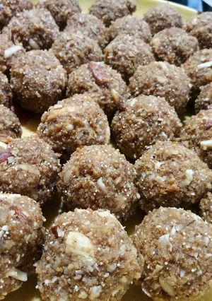 A picture of Gond makhane ke laddoo.