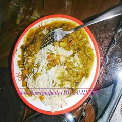 A picture of Spaghetti and Green Mung Bean Stew.