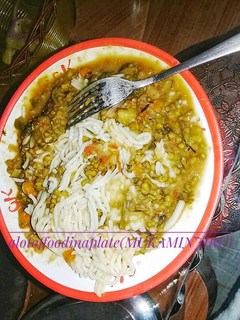 A picture of Spaghetti and Green Mung Bean Stew.