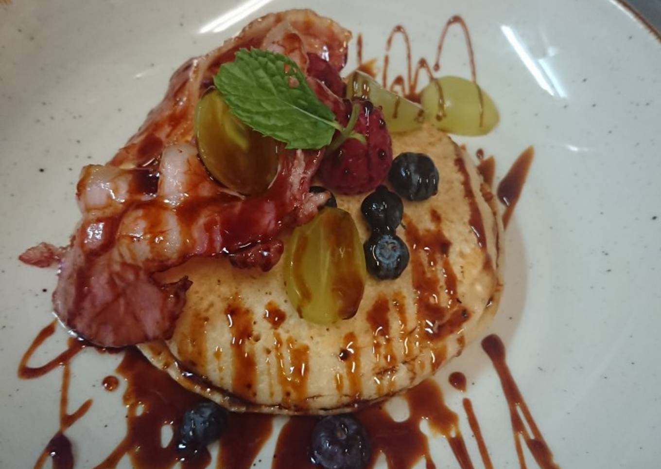 Pancake con bacon y frutos