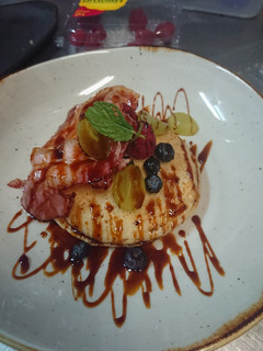 Una foto de Pancake con bacon y frutos