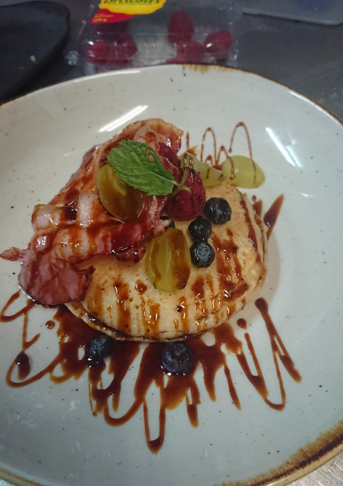 Una foto de Pancake con bacon y frutos
