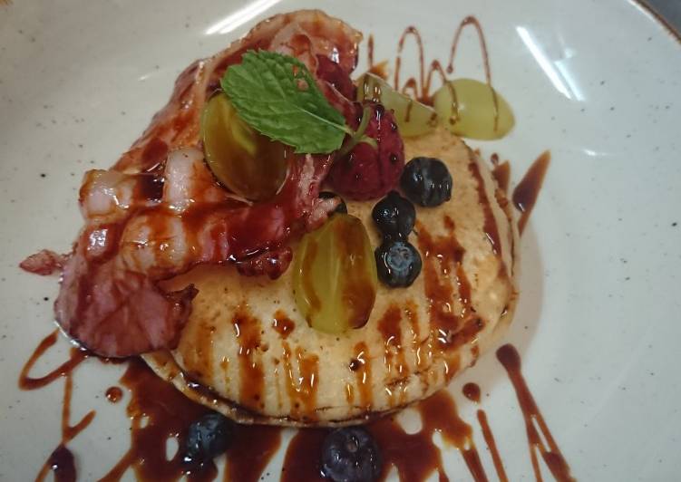 Pancake con bacon y frutos