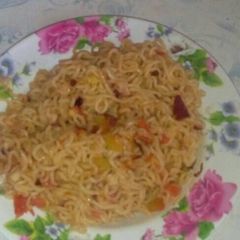 A picture of Indomine with tomatoes.