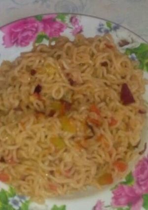A picture of Indomine with tomatoes.