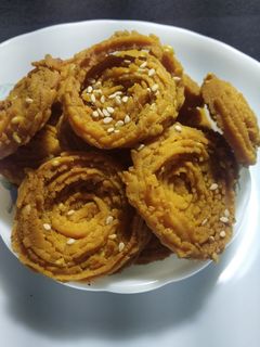 ચોખા ના લોટ ની ચક્રી(Rice chakri recipe in Gujarati) રેસીપી મુખ્ય ફોટો