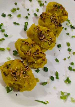 લીલી ડુંગળી ના મુઠીયા(Spring onion muthiya recipe in gujarati) રેસીપી મુખ્ય ફોટો