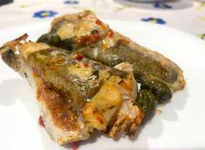 Foto di Ricciola con Pomodorini Freschi e Olive Verde al Forno
