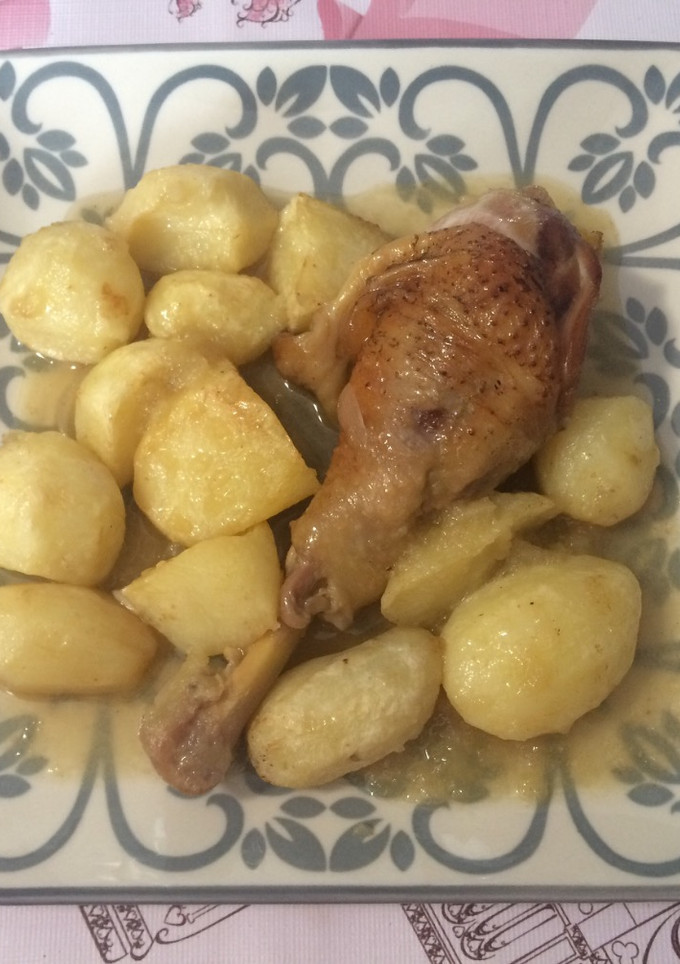 Una foto de Pollo en salsa de cava y manzana