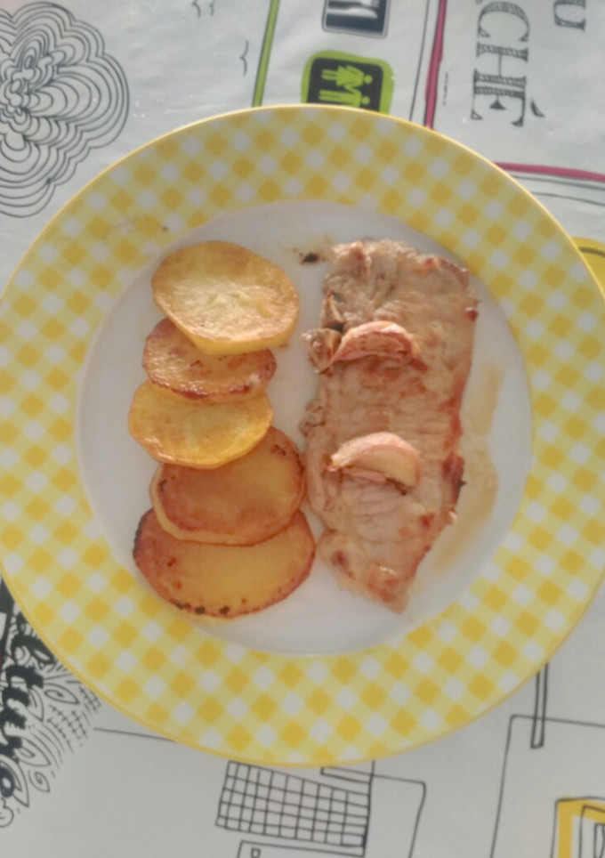 Una foto de Filetes de ternera con patatas asadas a la sartén