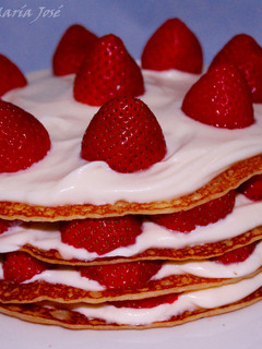 Una foto de Tarta de crepes y fresas