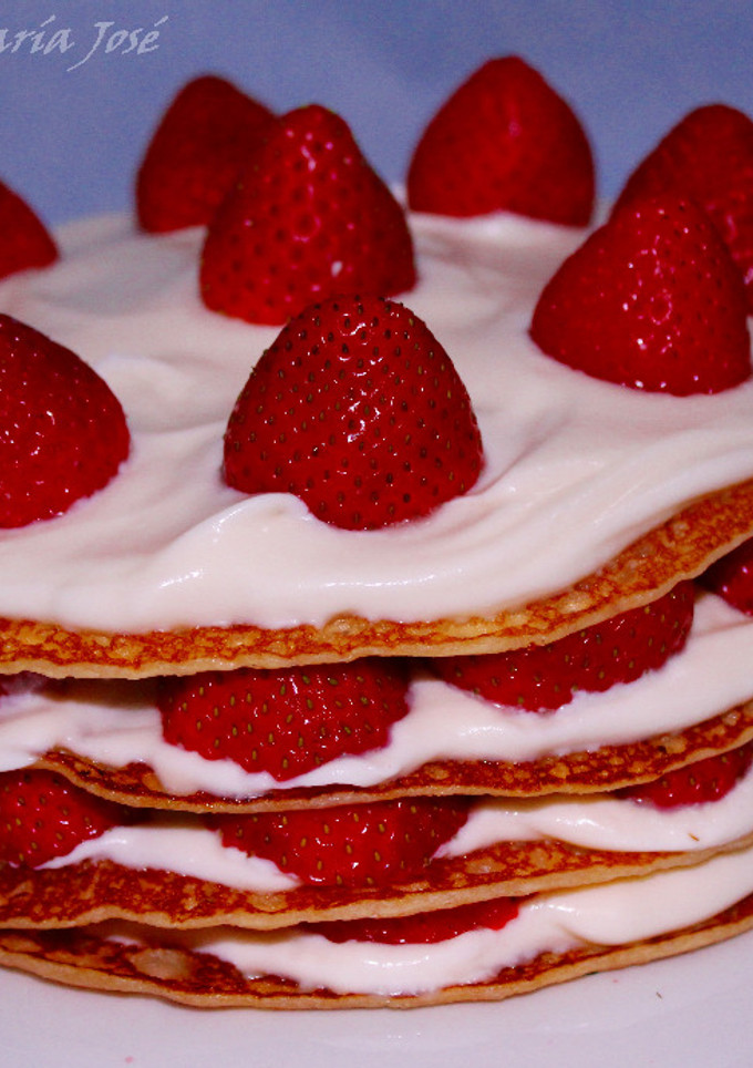 Una foto de Tarta de crepes y fresas
